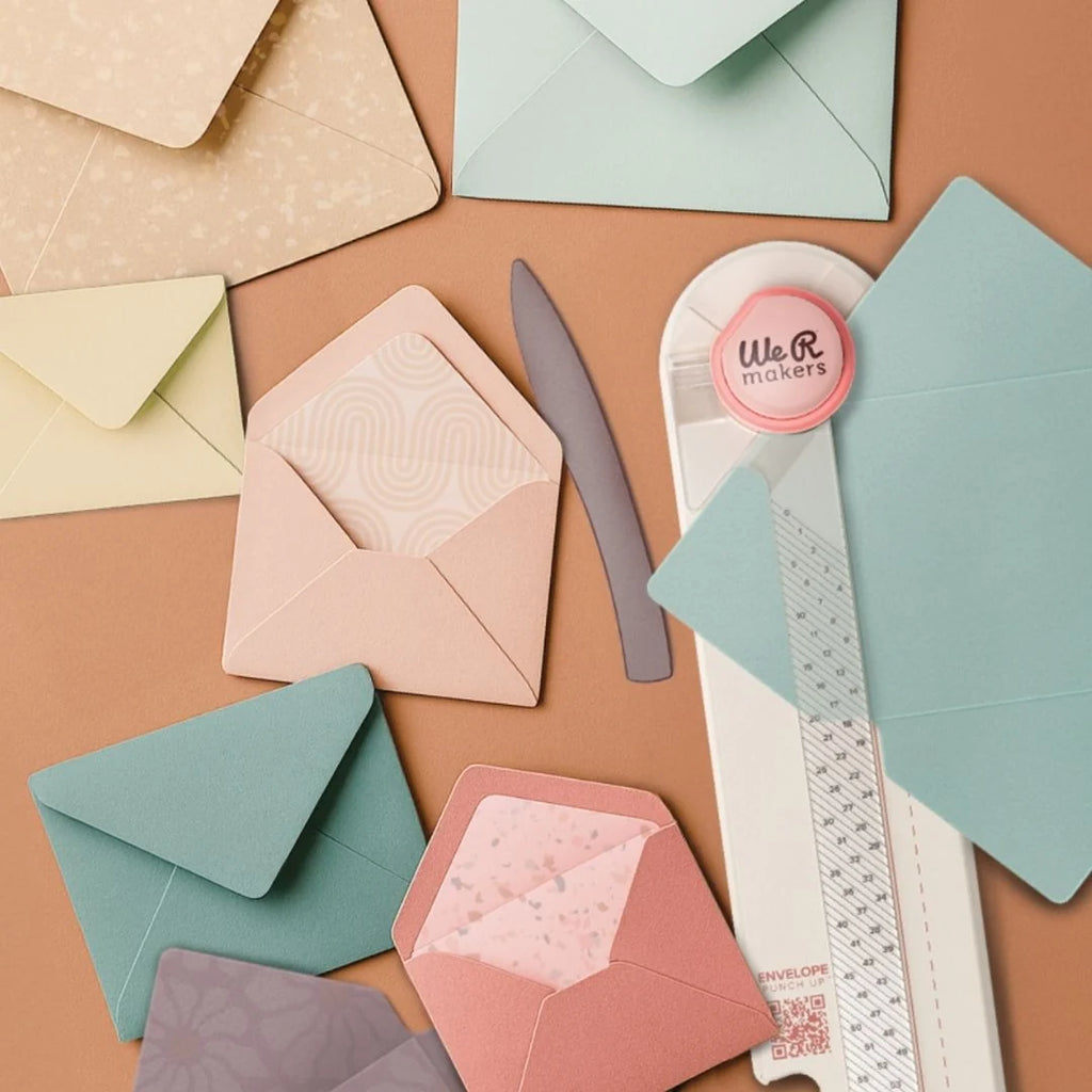 Herramientas We R Makers Envelope Punch Board perforadora para sobres