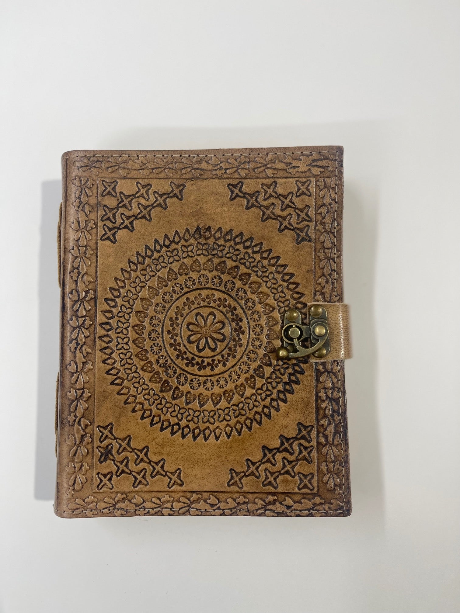 Libro de Piel color marron con relieve circular