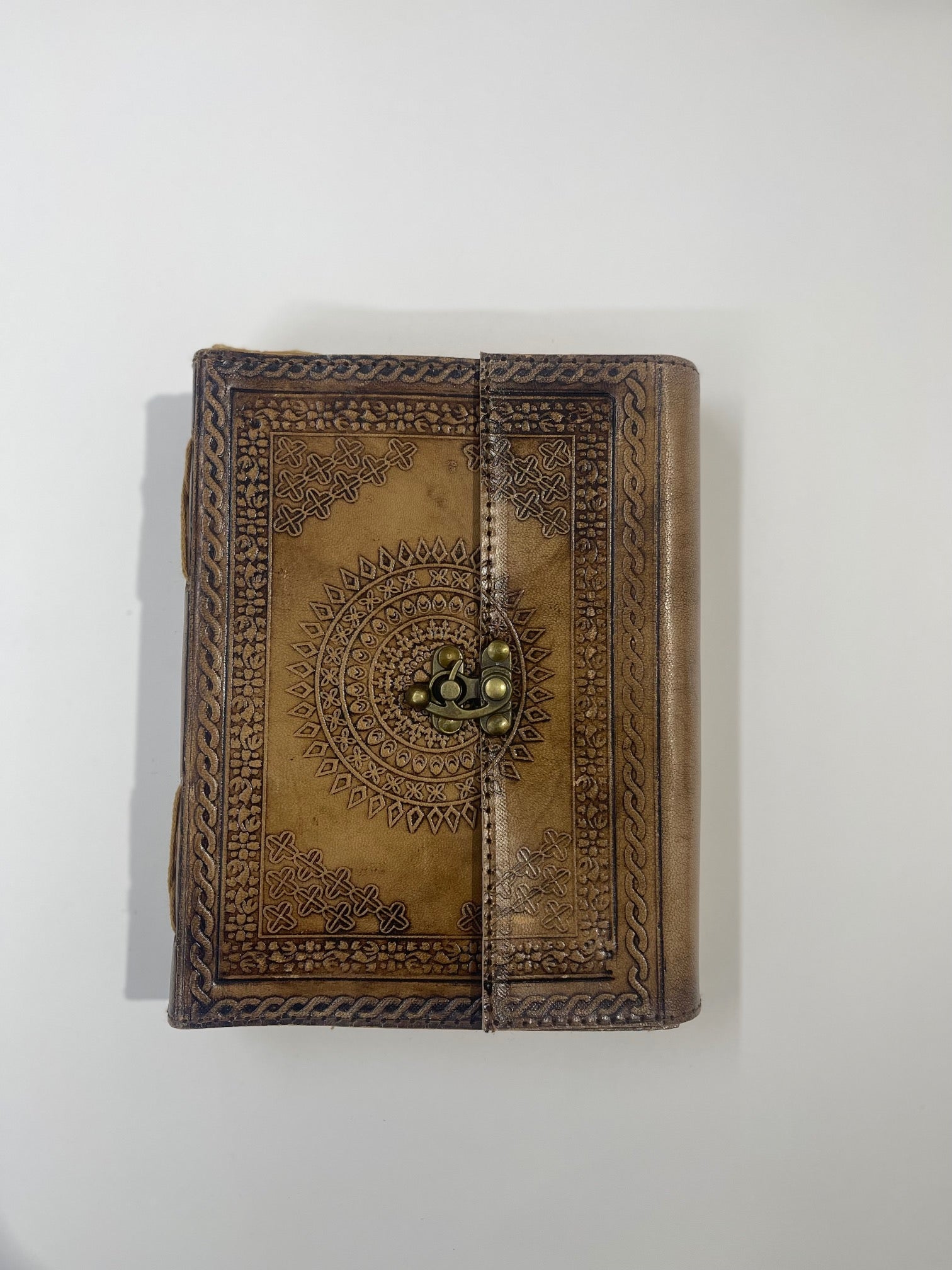 Libro de Piel color Marron con relieve circular enmarcado