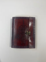 LIbro de piel color marron con relieve atrapasueños