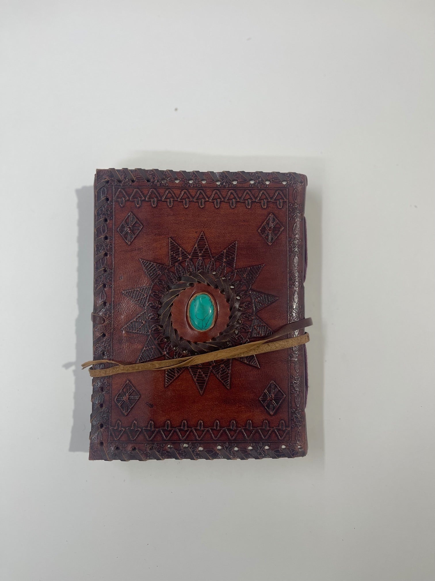 Libro de Piel color marron con gema verde y relieve
