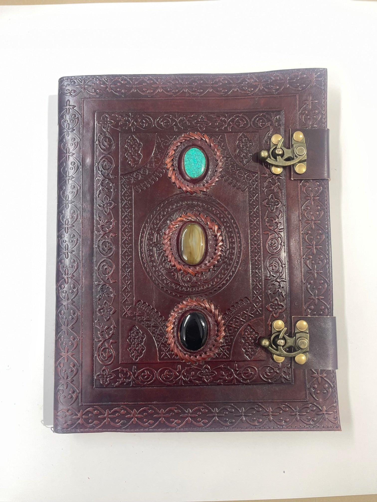 Libro De Piel Color Marron Con Relieve Y 3 Gemas