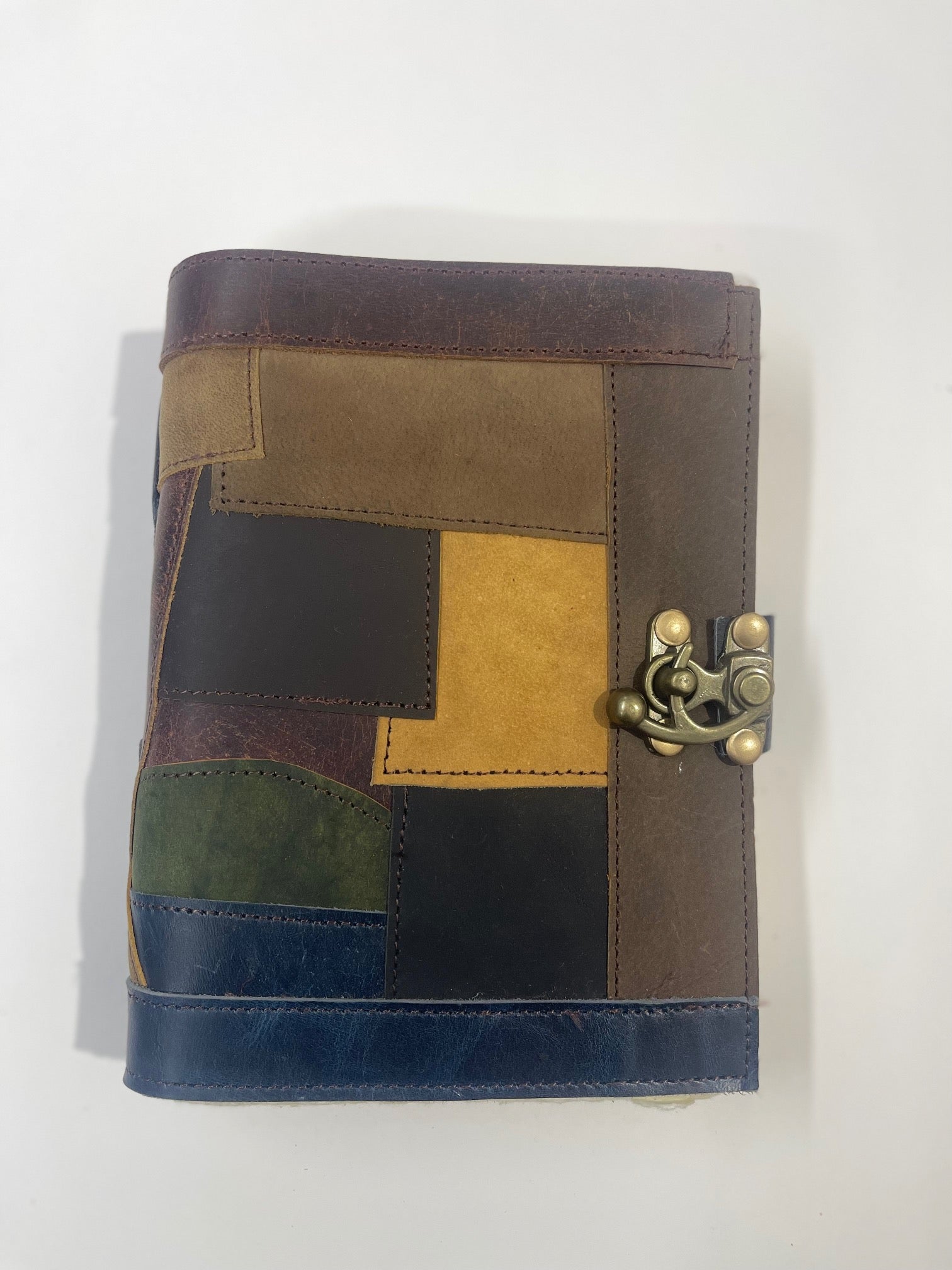Libro de piel cosido con varios colores